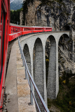 Schweiz Glacier Express Landschaft Viadukt Landwasser Br&uuml;cke Tunnel Alpen B&ouml;gen Herbst Zug Attraktion Weltkulturerbe Unseco Eisenbahn Strecke Trasse Switzerland langsamster Schnellzug Engineering 