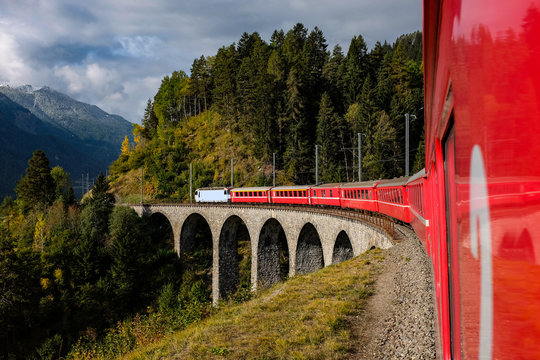 Schweiz Glacier Express Landschaft Viadukt Landwasser Br&uuml;cke Alpen B&ouml;gen Herbst Zug Attraktion Weltkulturerbe Unseco Eisenbahn Strecke Trasse Switzerland langsamster Schnellzug Engineering 