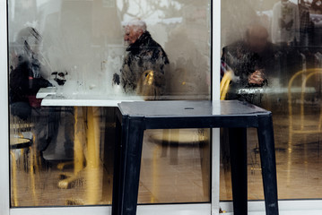 des gens dans un café. Clients dans un bar.