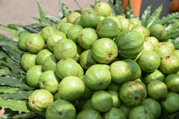 Panier de fruits au marché aux fruits à Pondichéry, Inde du Sud