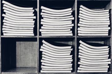 livres rangés dans des casiers. rangement graphique