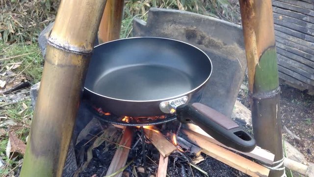 焚き火でフライパンを温める