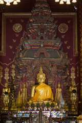 Buda de oro en templo de Chiang Mai