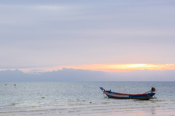 barcas en isla de Koh Thao, Tailandia al atardecer