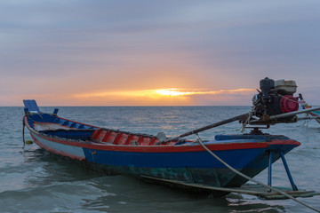 Embarcación en Koh Thao con atardecer de fondo