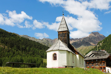 Fototapeta na wymiar Kapelle bei Kurzras vor den Ötztaler Alpen