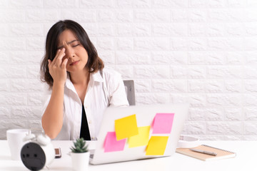 Woman has eyes pain at office