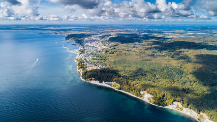 Fototapeta na wymiar Sassnitz - miasto, kurort i port nad morzem bałtyckim na wyspie rugia z lotu ptaka