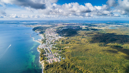 Sassnitz - miasto, kurort i port nad morzem bałtyckim na wyspie rugia z lotu ptaka - obrazy, fototapety, plakaty