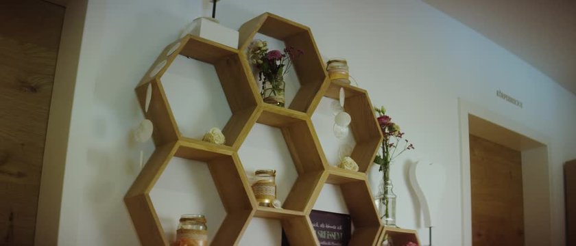 a honeycomb shaped shelf in a luxurious spa area against a wall - ein honigwaben geformtes Regal in einem luxori&ouml;sen Spa welches an einer Wand steht