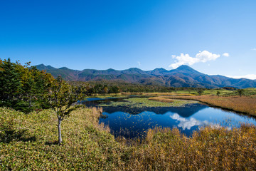 秋の知床　知床五湖【一湖】と知床連山（北海道・斜里町）