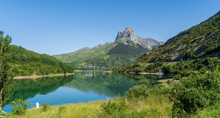 Naklejka na ściany i meble lake in the mountains. Sallent de Gallego.