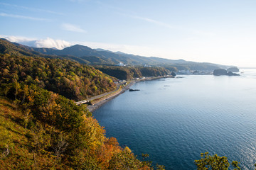 Fototapeta premium 秋の知床 プユニ岬から見る夕方のウトロ（北海道・斜里町・ウトロ）