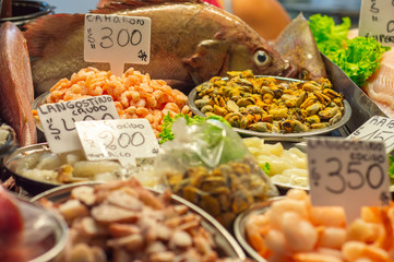 Mejillones, camarones y almejas en el mercado