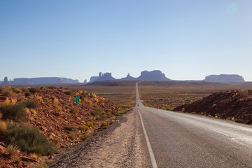 Fototapeta na wymiar carretera con Monument Valley de fondo