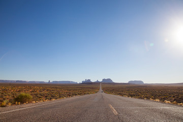 carretera con Monument Valley de fondo