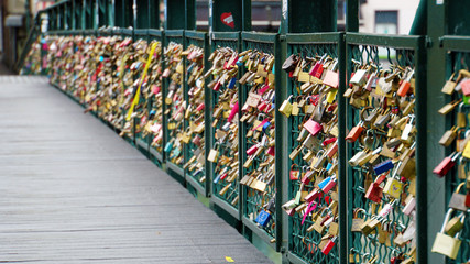 スイス・チューリッヒのリマト川に架かるミューレステク　愛の南京錠