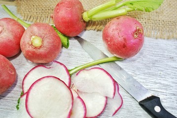 Radish is another species of temperate plants in the cruciferous family. Is a short-lived plant Small shrub With roots accumulating food underground Round or oval, red skin, white flesh