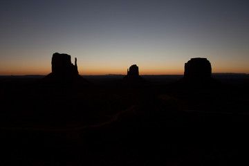 amanecer en monument valley en contraluz
