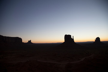 amanecer en monument valley en contraluz