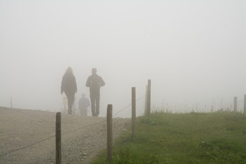 wanderer im kleinwalsertal im nebel