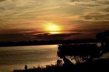 una puesta del sol sobe el rio amazonas colombia