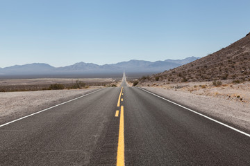 carretera con líneas amarillas en el Death Valley