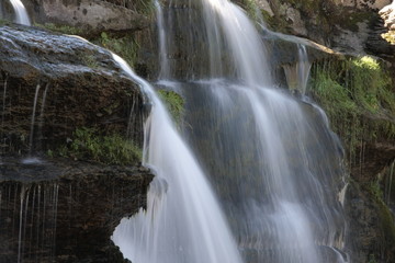 Fototapeta na wymiar Salto de agua, cascada de Guarguero.
