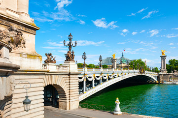 Brücke Alexandre III und Seineufer in Paris, Frankreich. Berühmtes Reiseziel, Sommerstadtbild