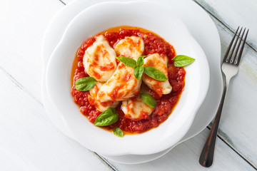 Culurgiones, tipici ravioli sardi ripieni di pecorino e patate in salsa di pomodoro 