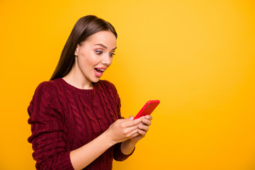 Naklejka premium Turner photo of impressed cute millennial holding modern technology screaming wearing maroon pullover isolated over yellow background