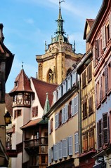 Fototapeta na wymiar Altstadtgasse, Kirchturm, Colmar, Elsass