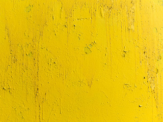 Obraz premium Tło, powierzchnia pomalowana jasnożółtą farbą. Struktura powierzchni z łuszczącą się żółtą farbą