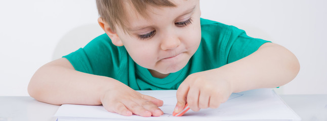 kleiner junge in der schule