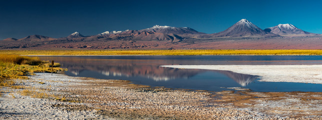 Cejar lagoon and volcano peaks in the background © F.C.G.