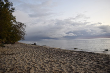 Chmury na plaży.