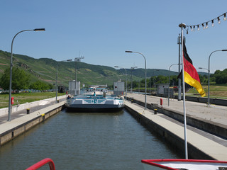 Moselschleuse bei Zeltingen