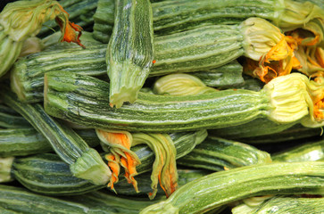 Zucchini, Zucchinis liegen gestapelt in einer Box auf dem Markt