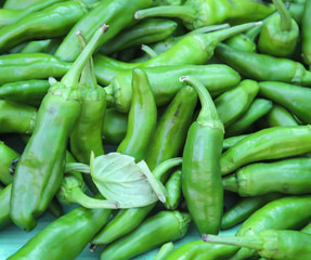 Peperoni, Chilischoten werden auf einem Markt verkauft