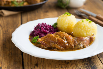 Kaninchenkeule mit Knödeln und Rotkohl