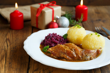 Kaninchenkeule mit Knödeln und Rotkohl