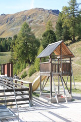 Fototapeta na wymiar Spielplatz in den Alpen