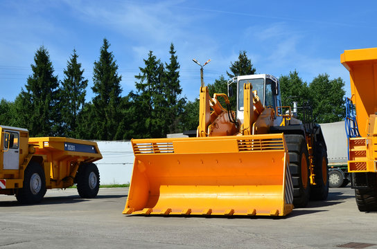 Large Front-end Loader Or All-wheel Bulldozer Manufacture By The Heavy Vehicle Plant. New Heavy Quarry Equipment With Bucket For Sales. Coal Mining, Granite, Gravel, Sand.