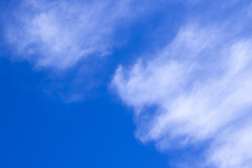 Fototapeta premium Abstract blurred background Blue sky with white clouds in sunlight.