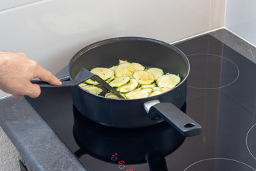 Rondelles de courgettes revenues à la poêle