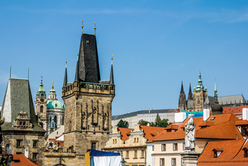 Obraz premium Sculpture and the bridge tower on the Charles bridge.