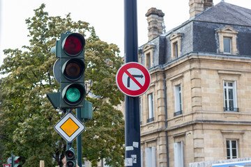 Interdiction de tourner à droite au feu tricolore