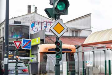 Panneau de route prioritaire au feu tricolore