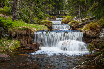 Obraz premium Wodospady w Karkonoskim Parku Narodowym Szumawa, Certova Strouha, Czechy
