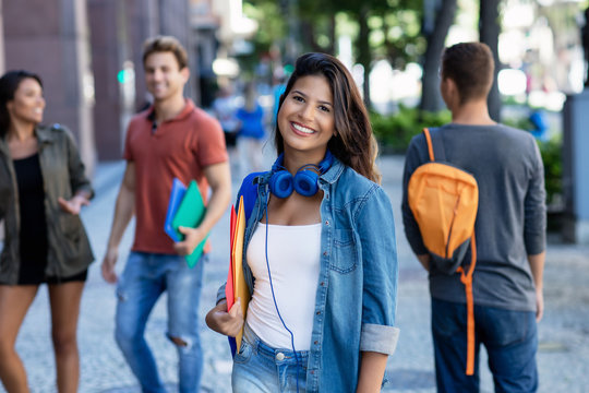 Junge Studentin auf dem Weg zur Uni